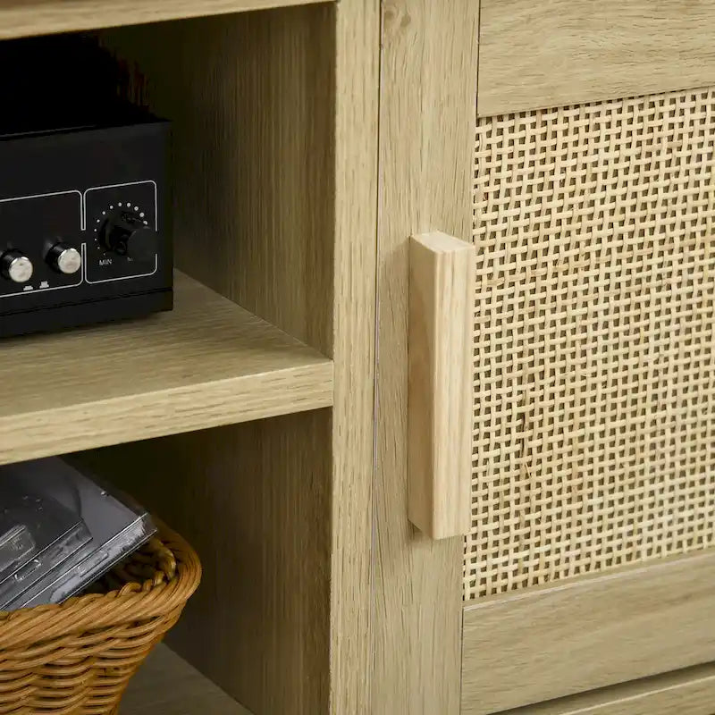 Mueble de TV boho de madera natural con puertas de ratán, apto para televisores de hasta 60"