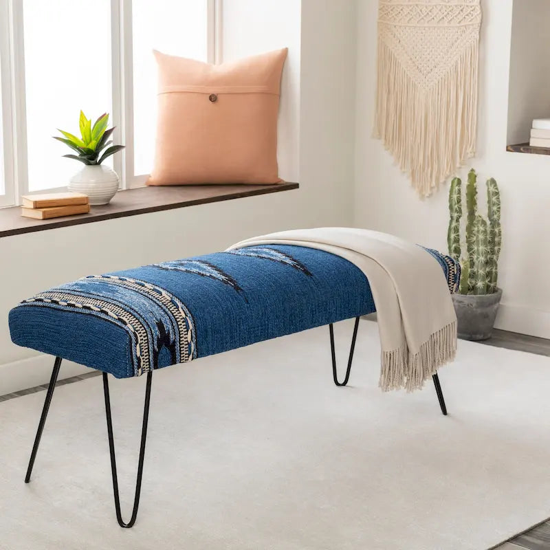 Banco tapizado estilo suroeste en crema y azul oscuro, asientos para 1-2 personas