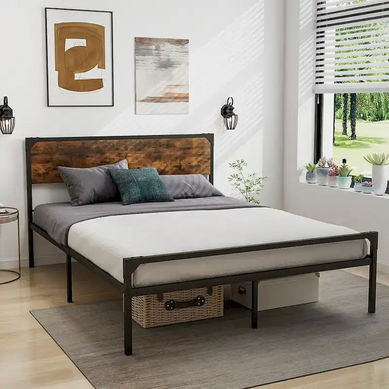 Cama de plataforma rústica marrón y negra con cabecera y piecera, tamaño Full/Queen