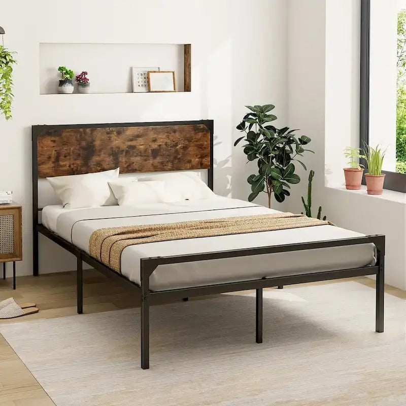 Cama de plataforma rústica marrón y negra con cabecera y piecera, tamaño Full/Queen